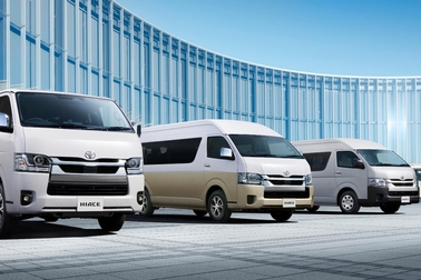 （左）：VAN・2WD・2800ディーゼル・標準ボディ・スーパーGL