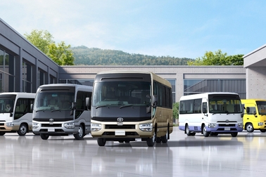 左から順にLX（標準ボディ車・25人乗り）ボディカラーはホワイト/ベージュ〈2JP(058/4S4)〉