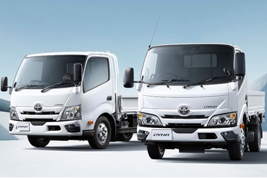 左）ワイドキャブ・2WD・ロングデッキ・フルジャストロー・2.0トン積